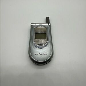 Verizon Silver LG Flip Phone